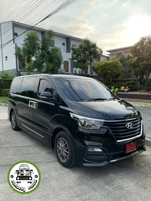 รถตู้ Hyundai H1 สีดำของ VANLUCKY RENTAL