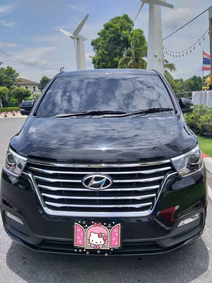 รถตู้ Hyundai H1 Elite สีดำ ด้านหน้า