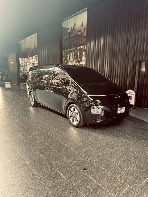 รถตู้ Hyundai Staria VIP สีดำ จอดหน้าอาคาร