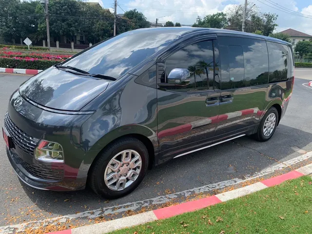 รถตู้ Hyundai Staria Trend S 2024 สีเทาเข้ม มุมด้านหน้า