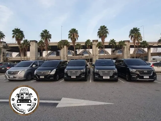 รถตู้ Hyundai H1 ห้าคันจอดเรียงที่สนามบิน