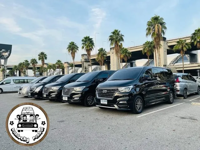 รถตู้ Hyundai H1 จอดเรียงที่ลานจอดสนามบิน