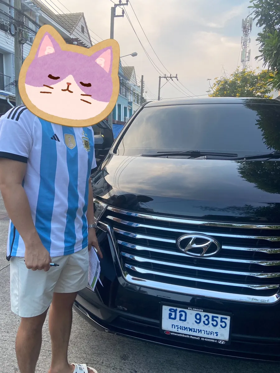 ลูกค้ารับรถตู้ Hyundai สีดำ