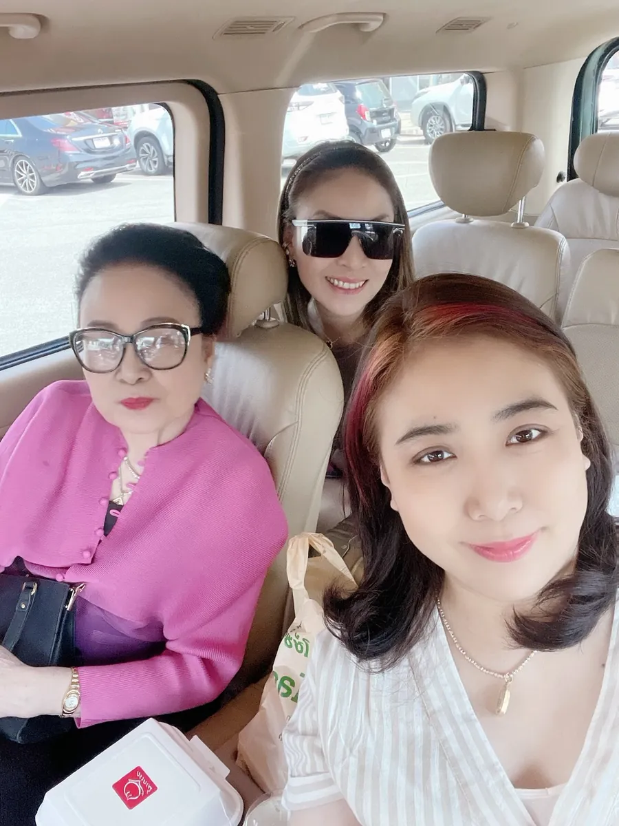 ลูกค้าสามคนถ่ายเซลฟีร่วมกันในรถตู้